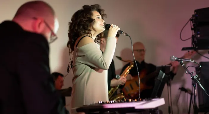 Canlı Müzik: Kulaklığı Çıkarın, Hayatın Ritmini Hissedin