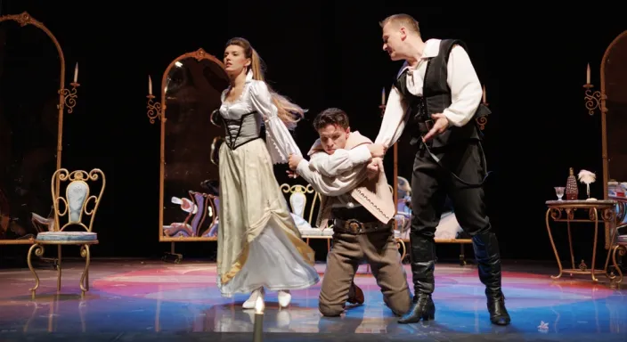 Tiyatro: Ekrana Dokunmayı Bırakın, Hayata Dokunun